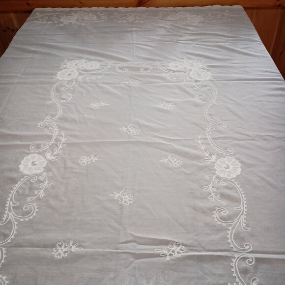 Large sheer white on white emboidered table cloth - Picture 1 of 4